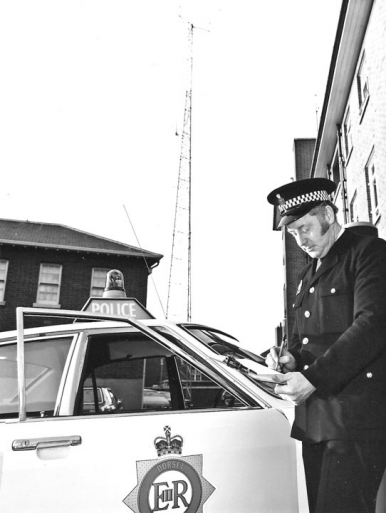 1973 World's first commercial fibre transmission system for Dorset Police HQ